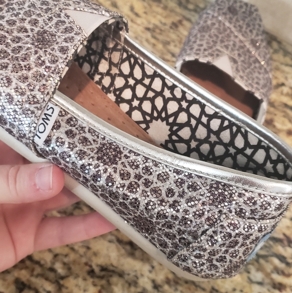 Toms - Picture 2 of 8